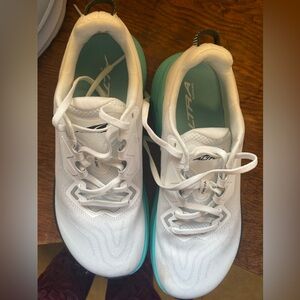 Womens 9.5. Altra White and Teal Athletic Shoes. 
Wide toe box.